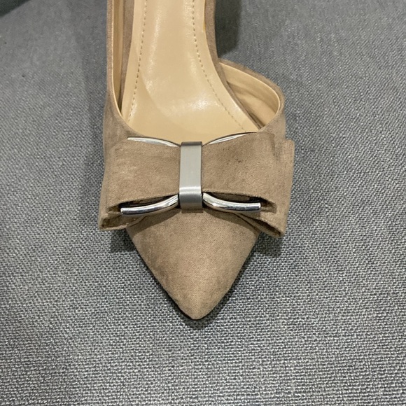 BCBGeneration beige suede bow heels - Picture 2 of 5